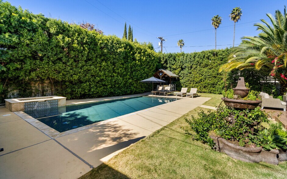 Building Photo - 5541 Matilija Ave