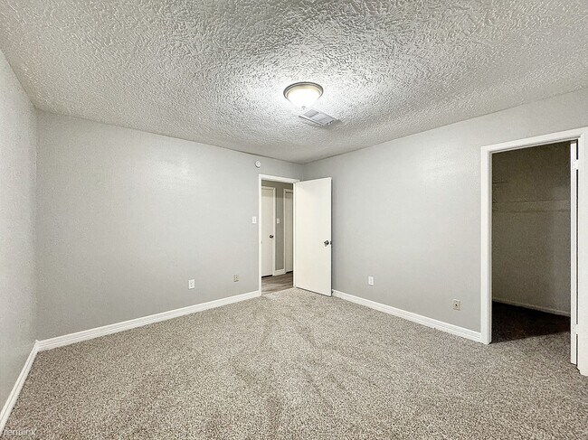 Building Photo - 3 br, 3.5 bath House - 4807 Country Club Vw