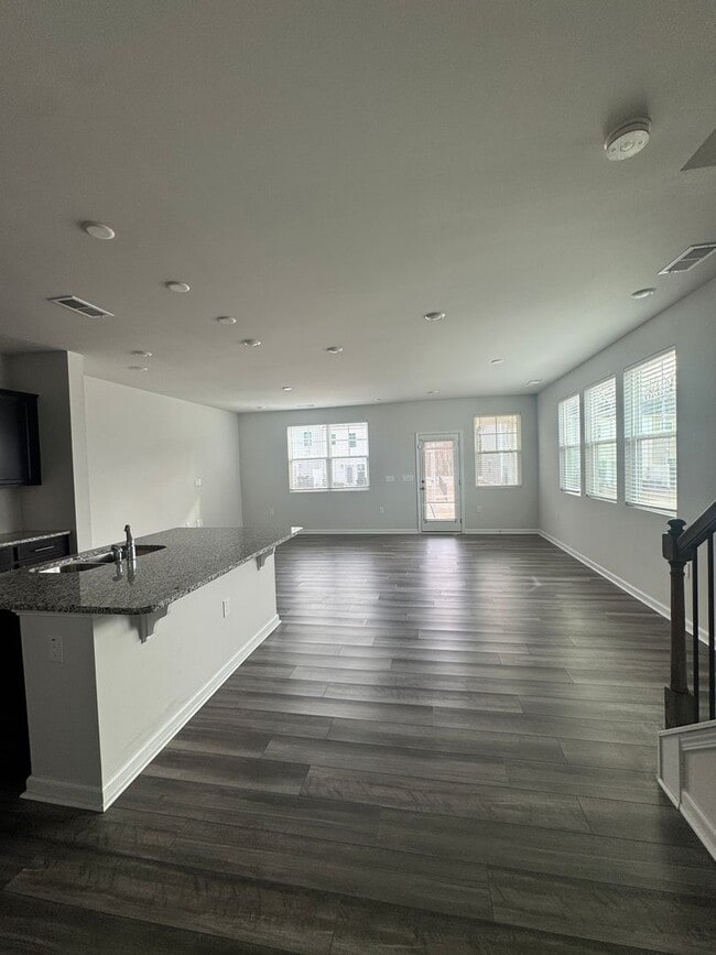 Building Photo - Beautiful & Spacious Home for Rent