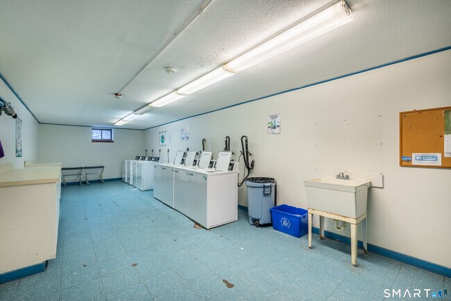 Building Photo - 185 Melba St