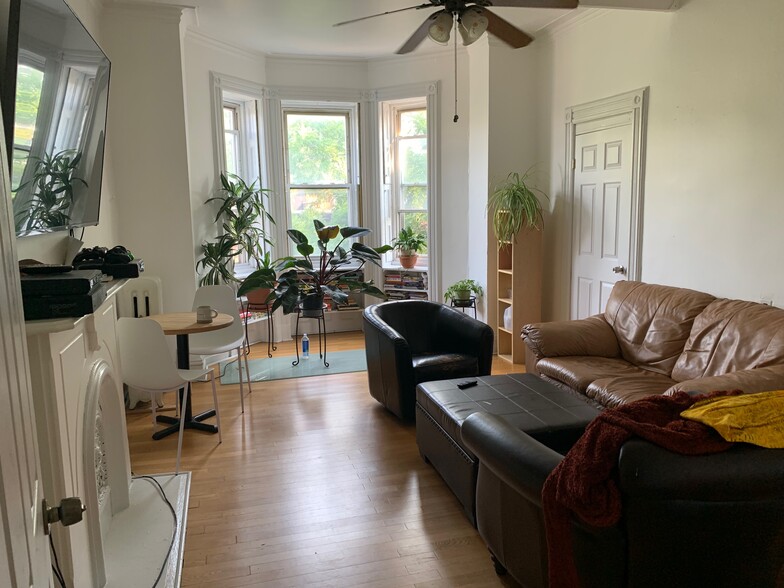 Huge living room with access to secondary bedroom and hallway - 292 Jefferson Ave