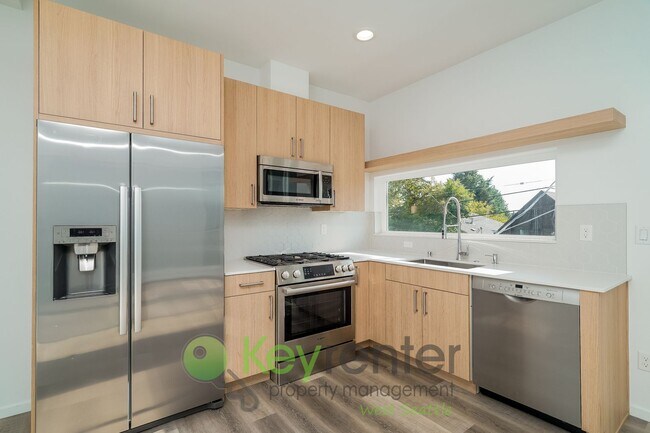 Building Photo - Skyline Chic: Modern Living with a Rooftop...