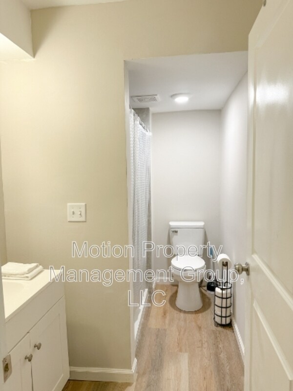 Building Photo - 133 W Ridgewood Ave
