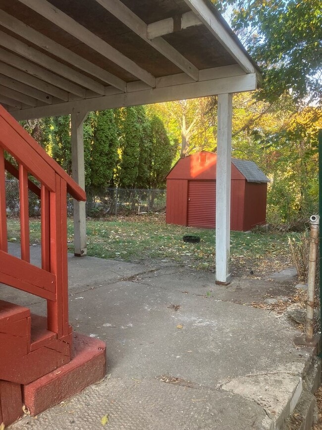 Building Photo - CAROLINE 209-211