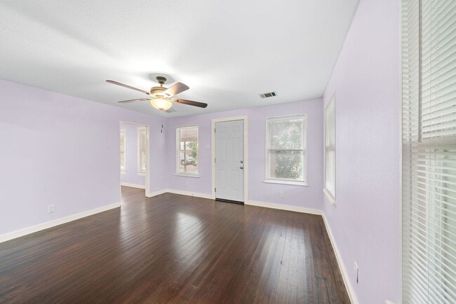 Building Photo - 115 Amundsen St