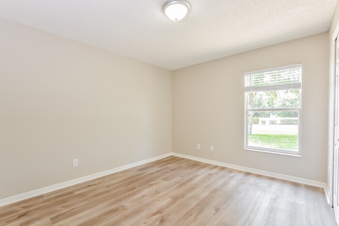 Building Photo - 2202 Lake Pointe Cir