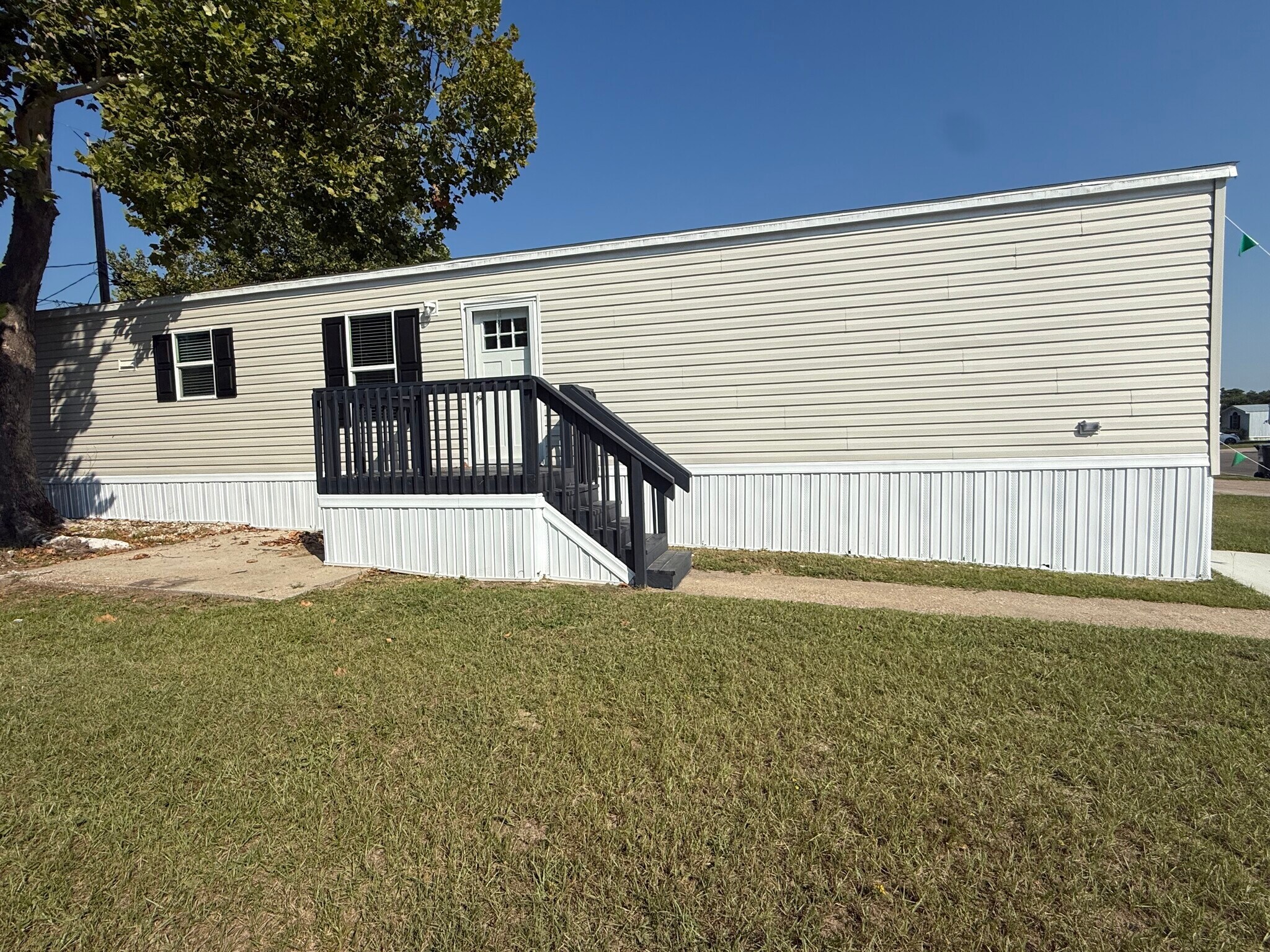 Building Photo - 203 Linda St