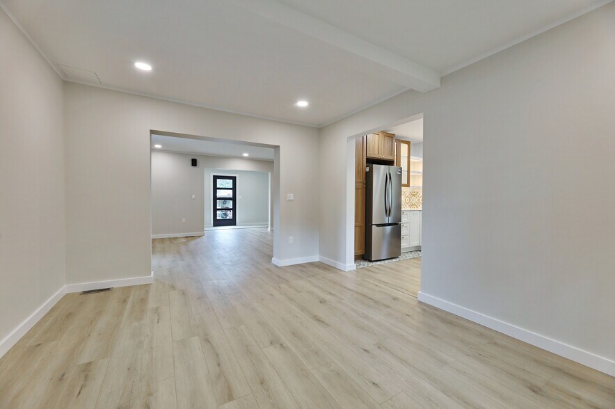 Building Photo - 205 Island Rd