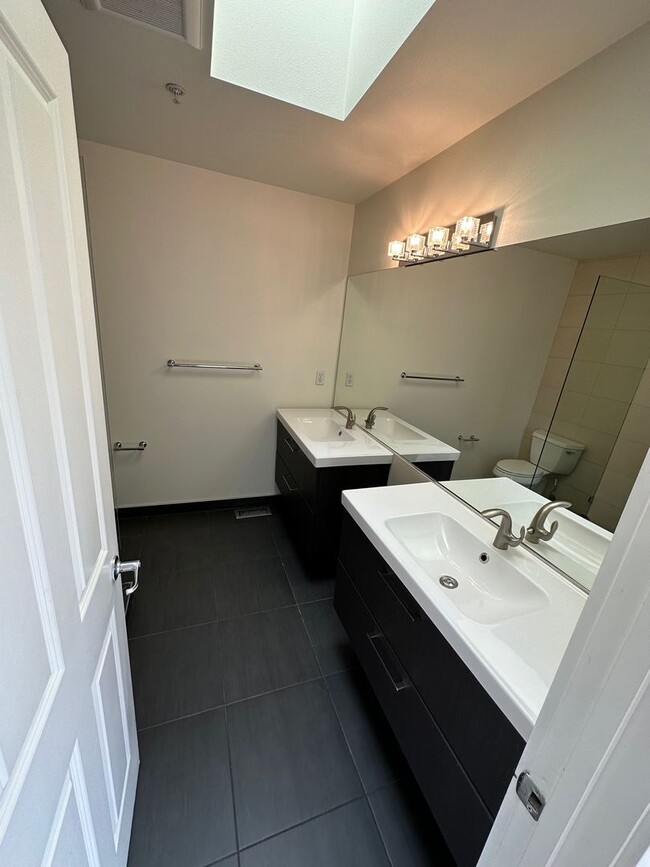Building Photo - Beautiful Downtown Bellevue 3bd 2.5Bath La...