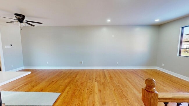 Building Photo - 1033 E 51st Pl