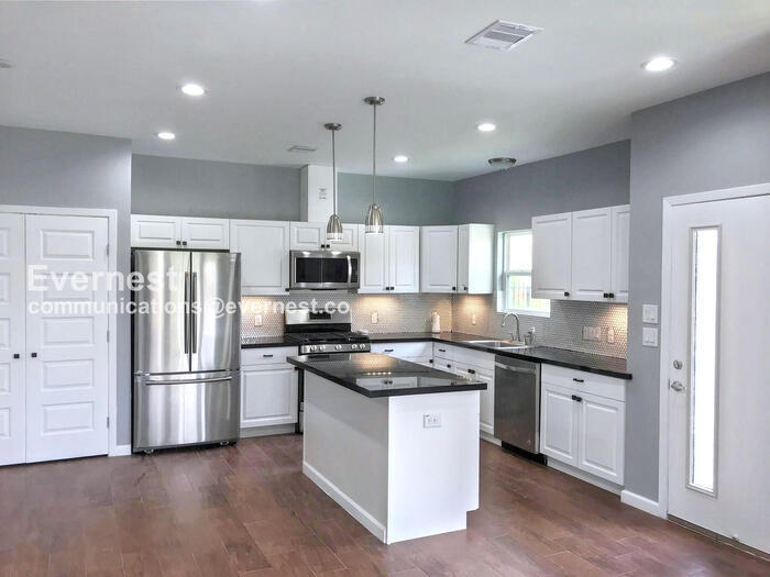 Building Photo - 6701 Paris St