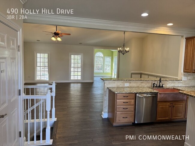 Building Photo - 3 bed/2 bath Single Family Home (available...