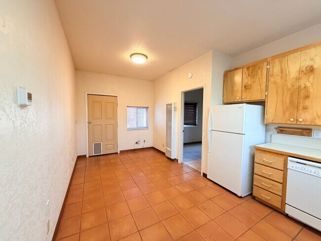 Building Photo - Charming One-Bedroom Near Downtown Petaluma – Utilities Included