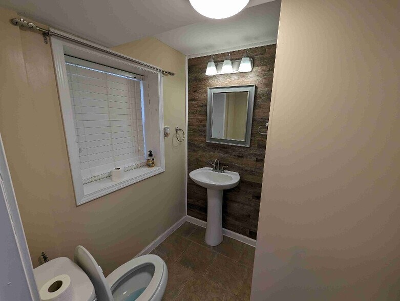 Building Photo - 275 E Lake Dr