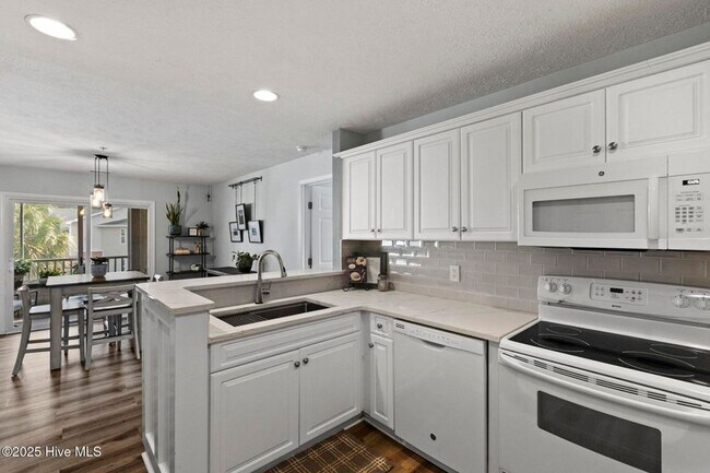 Building Photo - Fully furnished dream condo in Carolina Beach