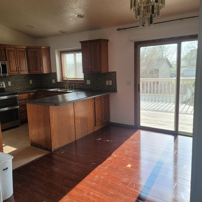 Building Photo - 3 bedroom, 2 bath, single family home.