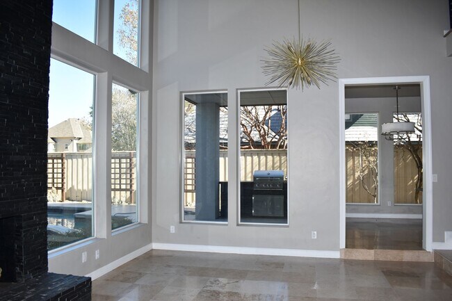 Building Photo - Modern home with pool in Arlington