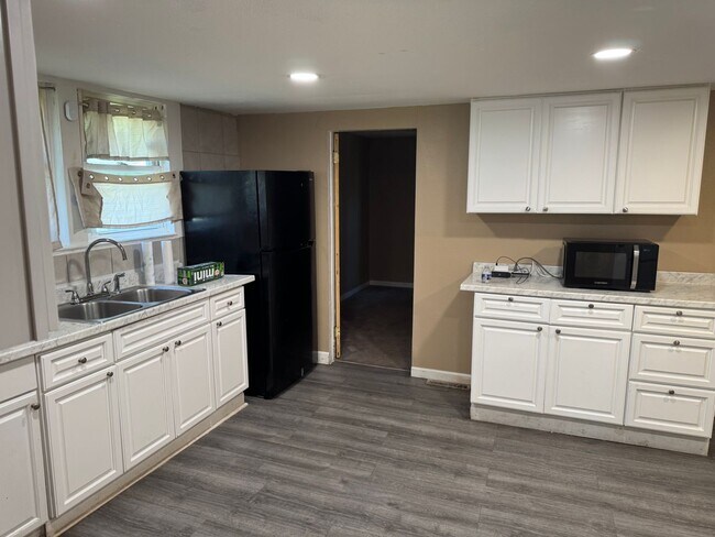 Building Photo - Newly Remodeled 3-4 bedroom Single family home