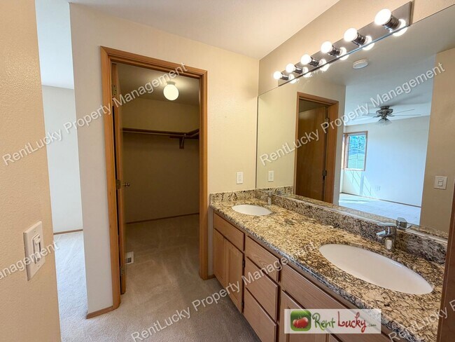 Building Photo - GORGEOUS 3 Bedroom Home in NE Tacoma! Spacious Yard, Beautiful Kitchen, and More!
