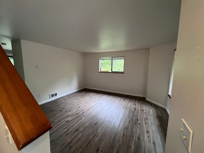 Primary Photo - Clinton 2 bed 1.5 bath- 5 min from the Cli...