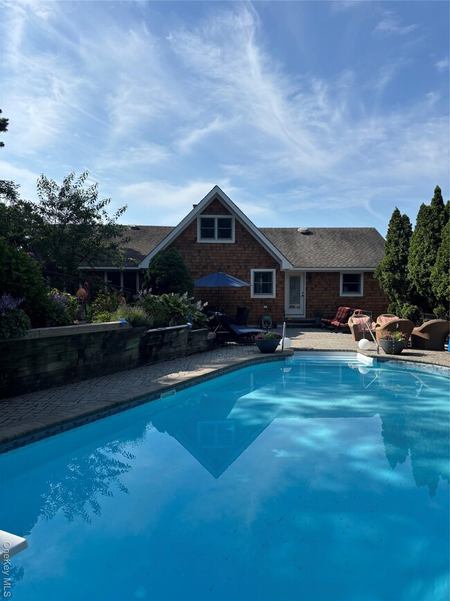 Building Photo - 2 W Hillover Rd