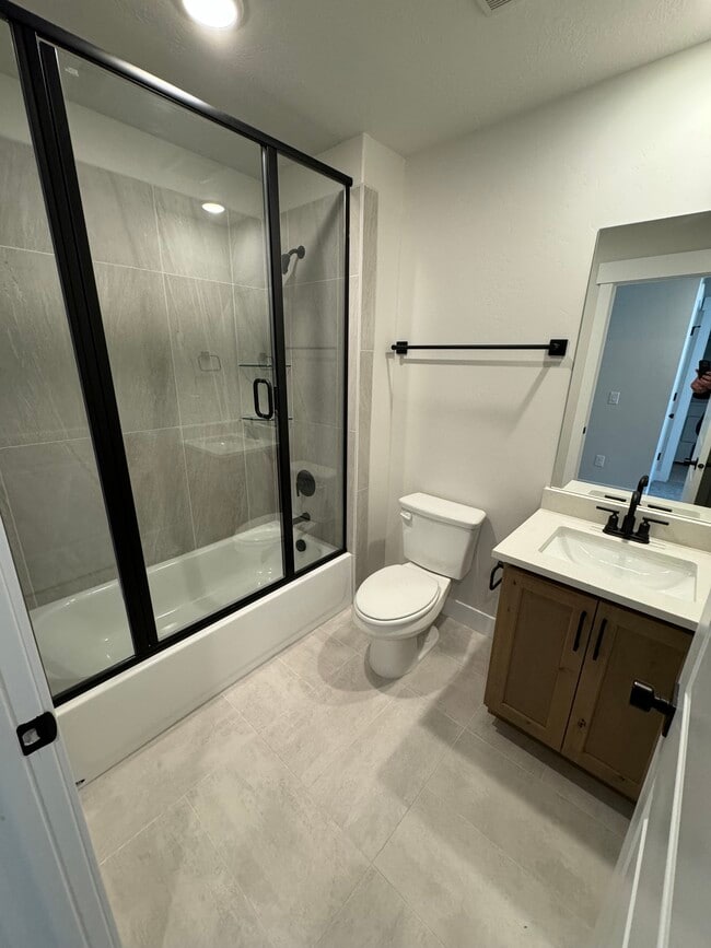 Building Photo - 454 E Nickel Ln