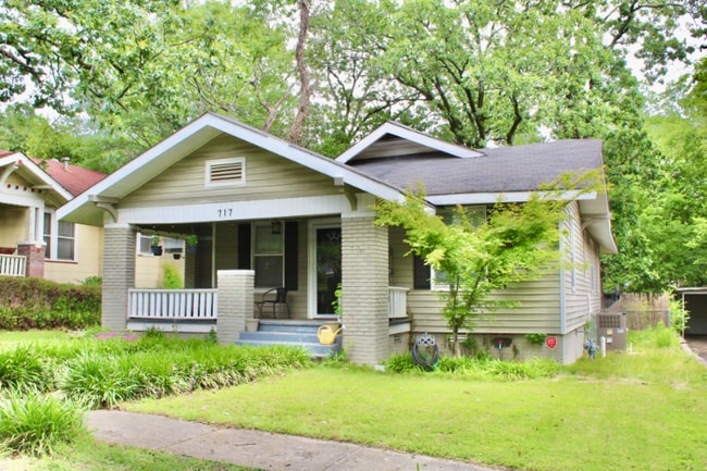 Primary Photo - 717 N Jackson St