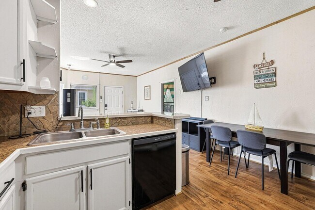 Building Photo - 2164 Tanglewood Blvd