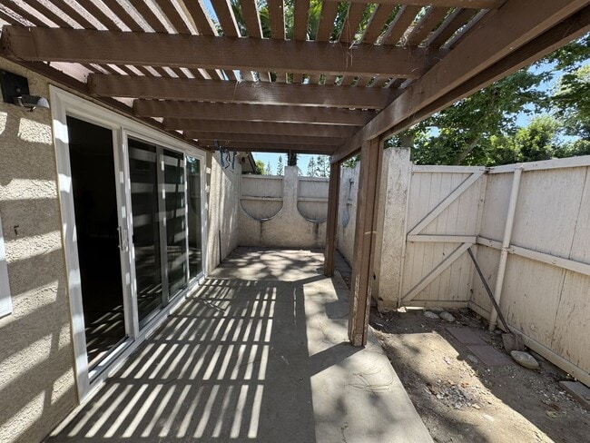 Building Photo - 319 S Spencer Ave