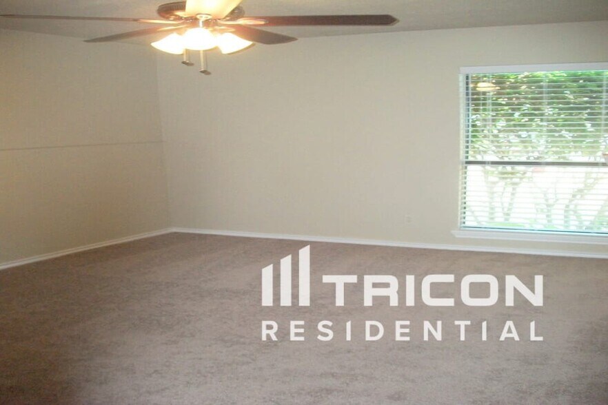 Building Photo - 9215 Sophora Dr