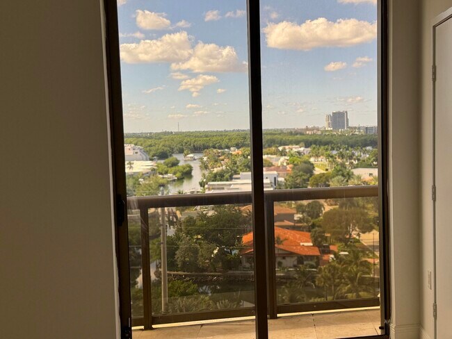 Building Photo - 16275 Collins Ave