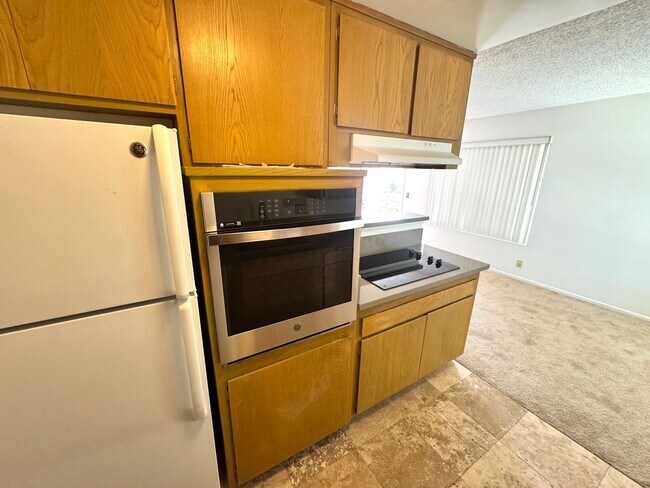 Building Photo - Upgraded Spacious and Bright Upstairs One Bedroom