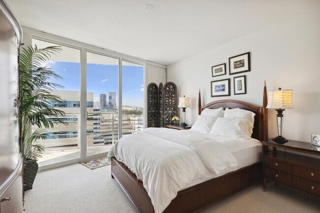 Building Photo - 1551 N Flagler Dr