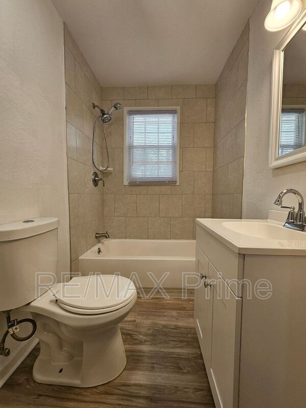 Building Photo - 212 Middle St