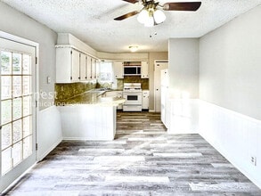 Building Photo - 1756 S Pine Ave