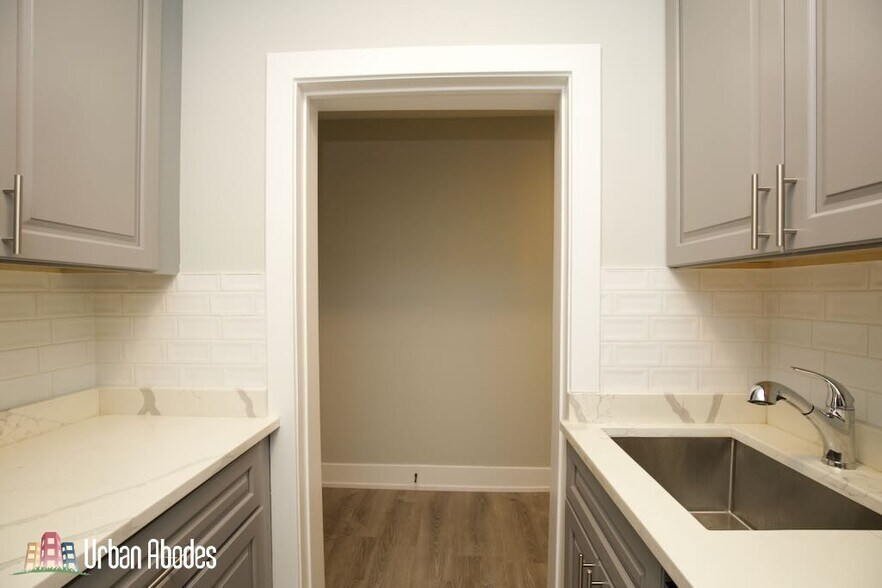 Building Photo - 535 W Belmont Ave