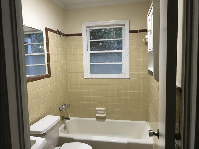 Building Photo - 1319 Greenview Dr