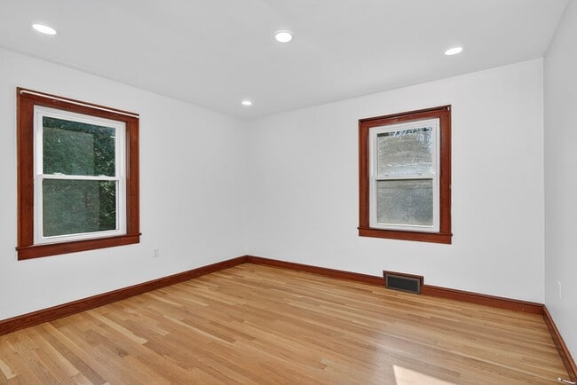 Building Photo - 250 Gillespie Dr NE