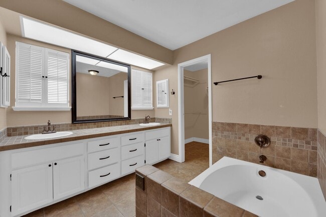 Building Photo - Beautiful 4 bed/ 3 bath POOL Home For Rent