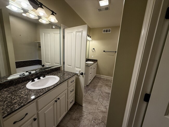 Building Photo - Charming 3 Bedroom Home in Willowbrook Sub...