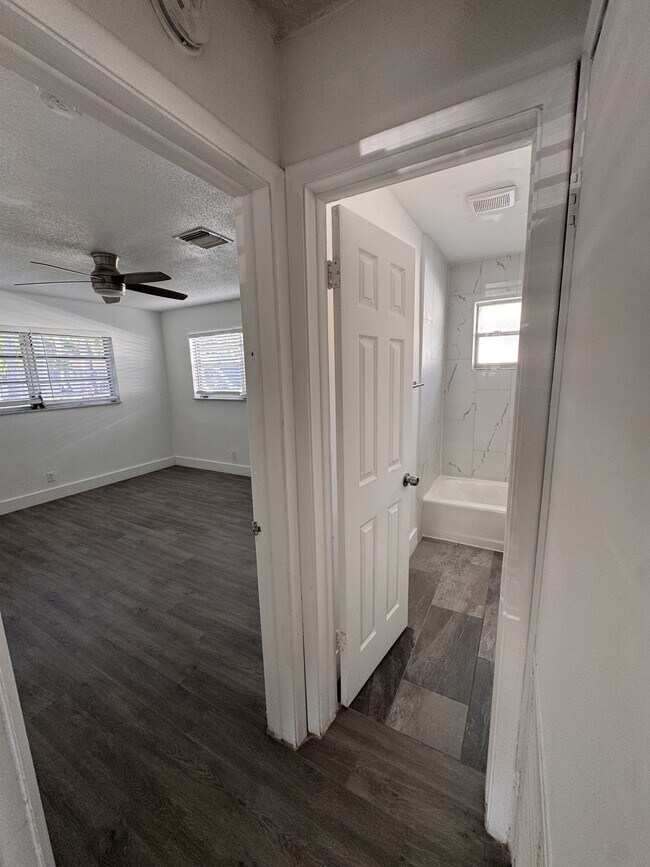 Building Photo - 4140 SW 24th Ct