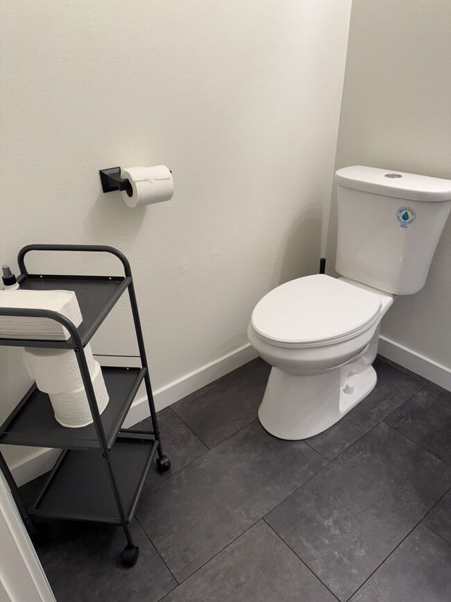 Building Photo - HARD TO FIND 4 BEDROOM