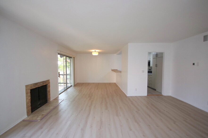 Building Photo - 1127 E Del Mar Blvd