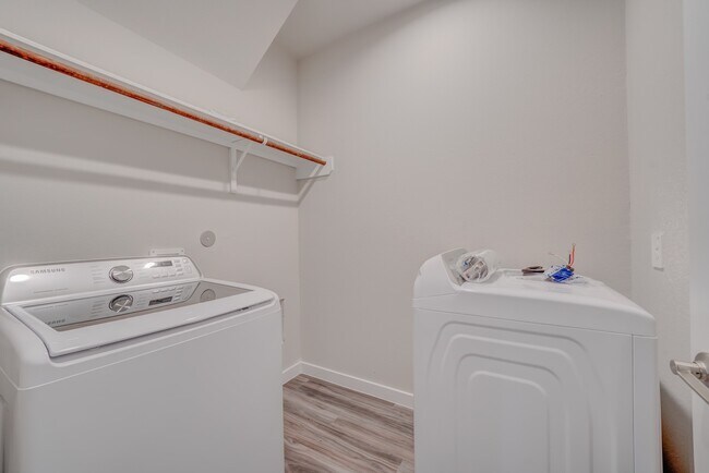 Building Photo - 14257 Lake Lodge Dr