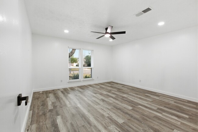 Building Photo - 2906 Colonial Dr