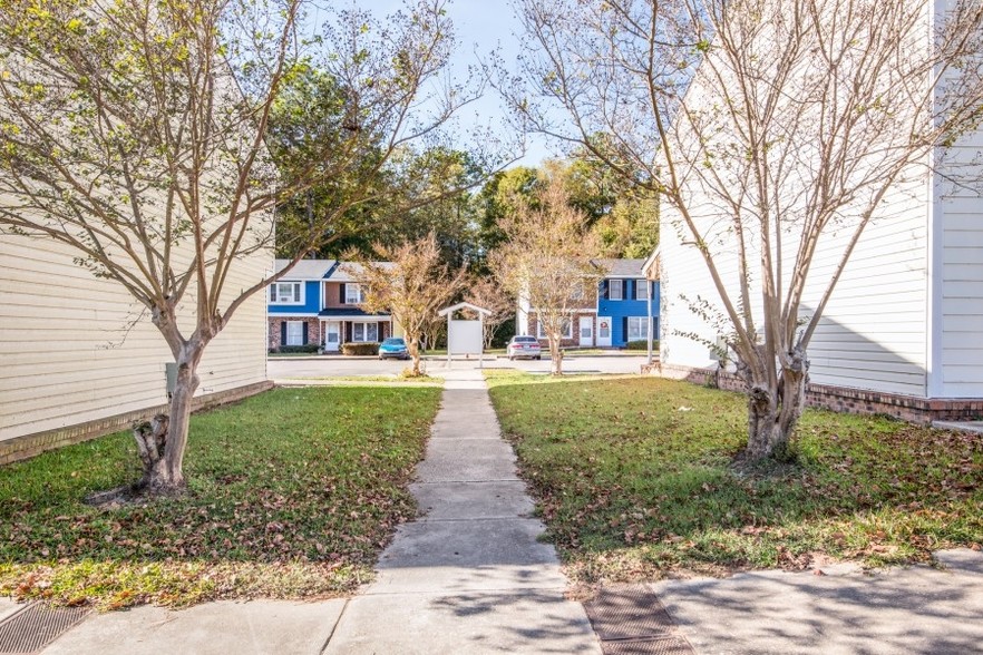 Building Photo - Lakeside Apartments