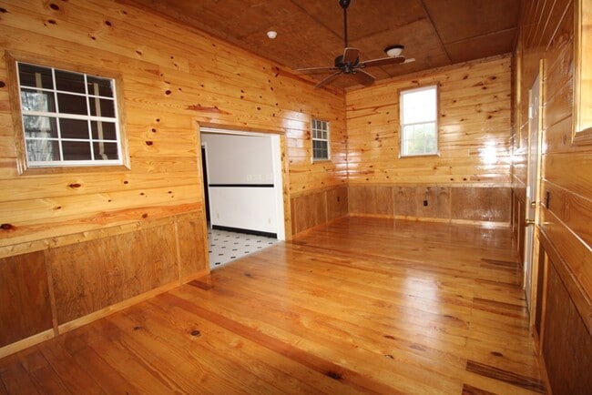 Building Photo - 900 Race Track Rd