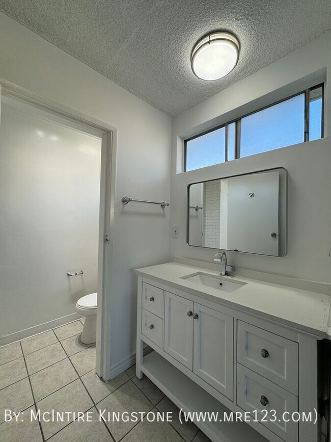 Building Photo - Move-in Specials Await in this Spacious 2B...