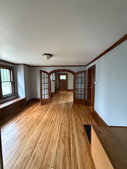 Building Photo - 317 E Cherry St
