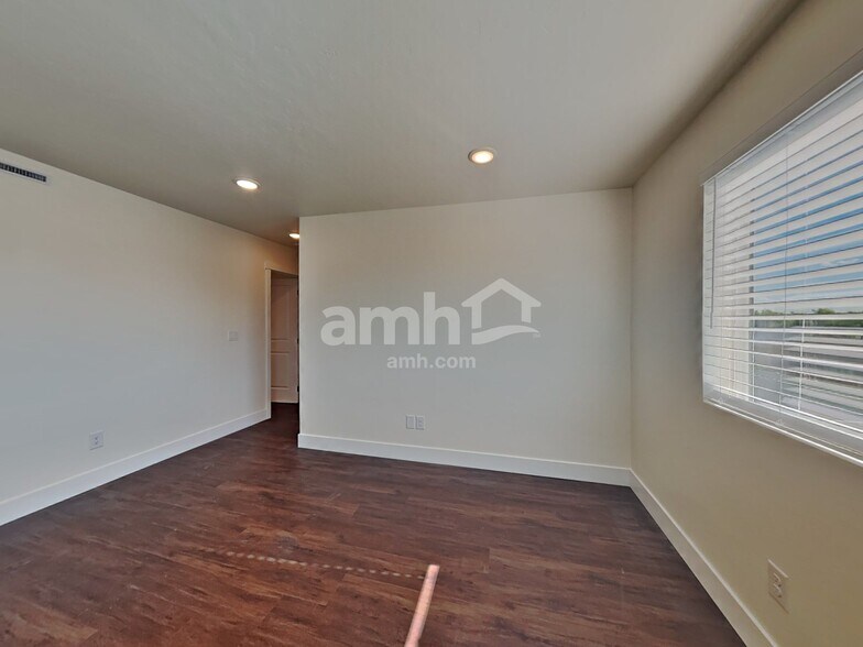 Building Photo - 971 N Nichole Ave